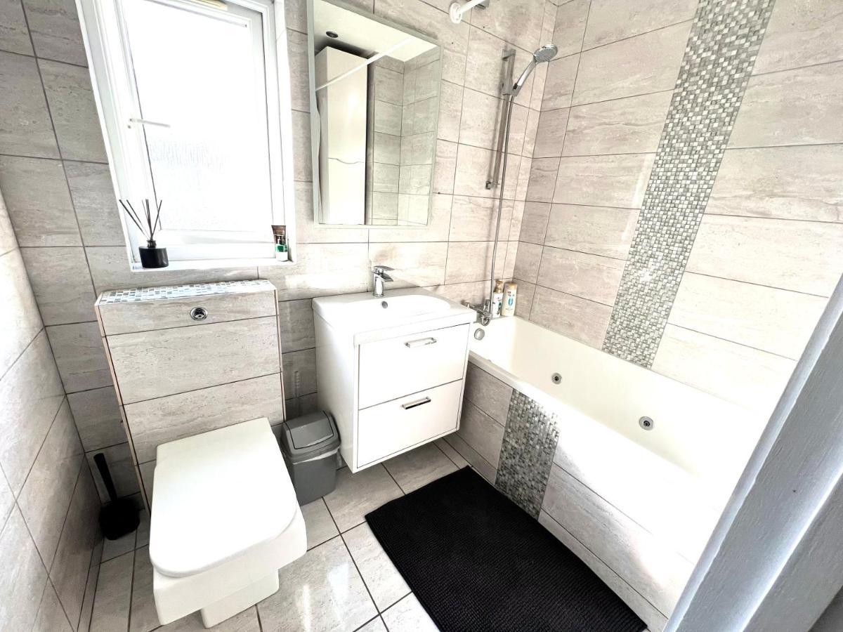 Modern Double Room With Fire Tv London Bagian luar foto